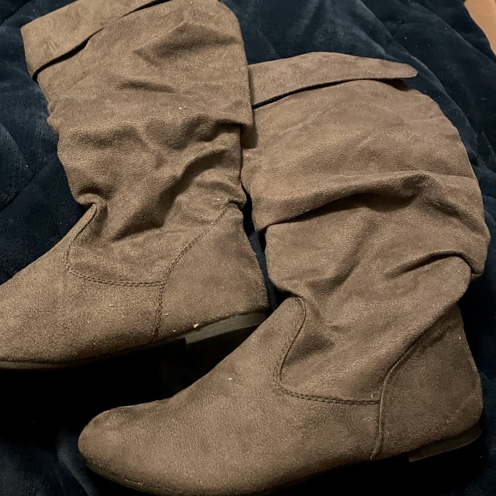 Grey woman’s boots